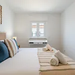 Apartment Modern 1bdr With Sea View In By Lovelystay